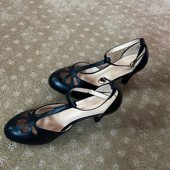 Here is a beautiful set of shoes. Worn once . And only for  a hour . No scuffs . - Picture 3 of 3